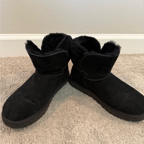EUC Black buckle Uggs - Picture 2 of 5